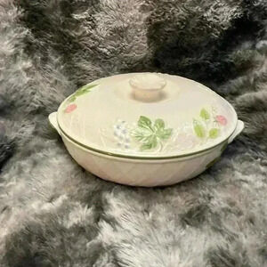 Country Berries  1.5 Qt
Round Covered Casserole Dish